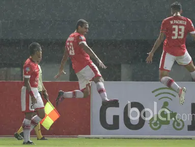 Aksi dua pemain Persija Jakarta, Wllian Pachecho dan Bruno Lopes merayakan gol saat melawan Perseru Serui pada laga Liga 1 2017 di Stadion Patriot, Bekasi, Selasa (13/6/2017). Persija menang 3-0. (Bola.com/Nicklas Hanoatubun)