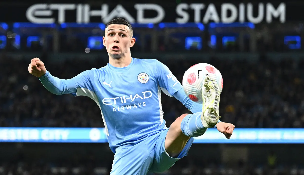 Phil Foden. Gelandang Inggris berusia 21 tahun yang memperkuat Manchester City sejak awal musim 2017/2018 usai dipromosikan dari tim U-18 ini mampu mencetak 9 gol dan 5 assist dari 28 laga di Liga Inggris selama musim 2021/2022. Berkat raihan tersebut dan performa apiknya di lini tengah, The Citizens dibawanya menjuarai Liga Inggris musim ini. Ia pun berhasil meraih gelar keduanya secara berturut-turut sebagai pemain muda terbaik Liga Inggris musim 2021/2022. (AFP/Oli Scarff)