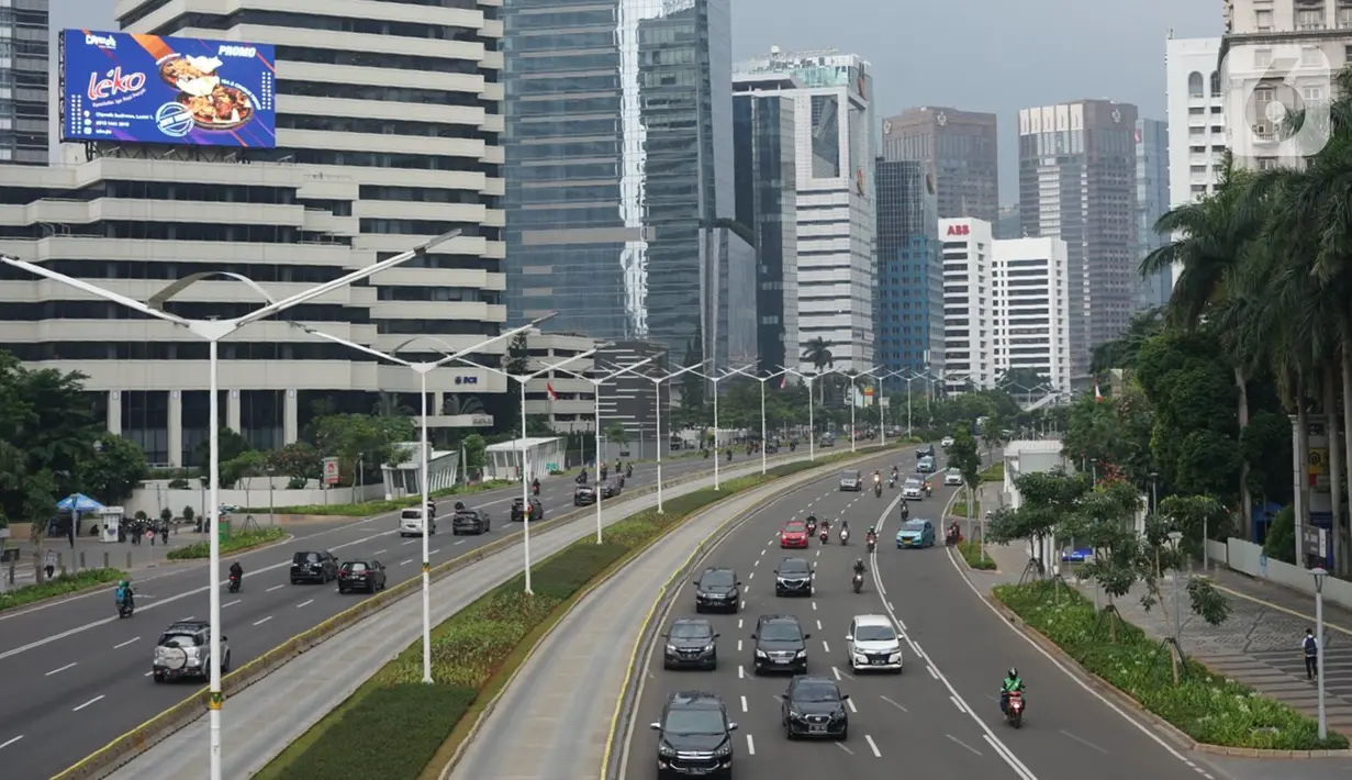Kendaraan melintasi Jalan Jenderal Sudirman, Jakarta, Senin (23/11/2020). Aturan sistem ganjil genap belum diberlakukan di tengah perpanjangan penerapan pembatasan sosial berskala besar (PSBB) transisi hingga dua minggu ke depan di Ibu Kota. (Liputan6.com/Immanuel Antonius)