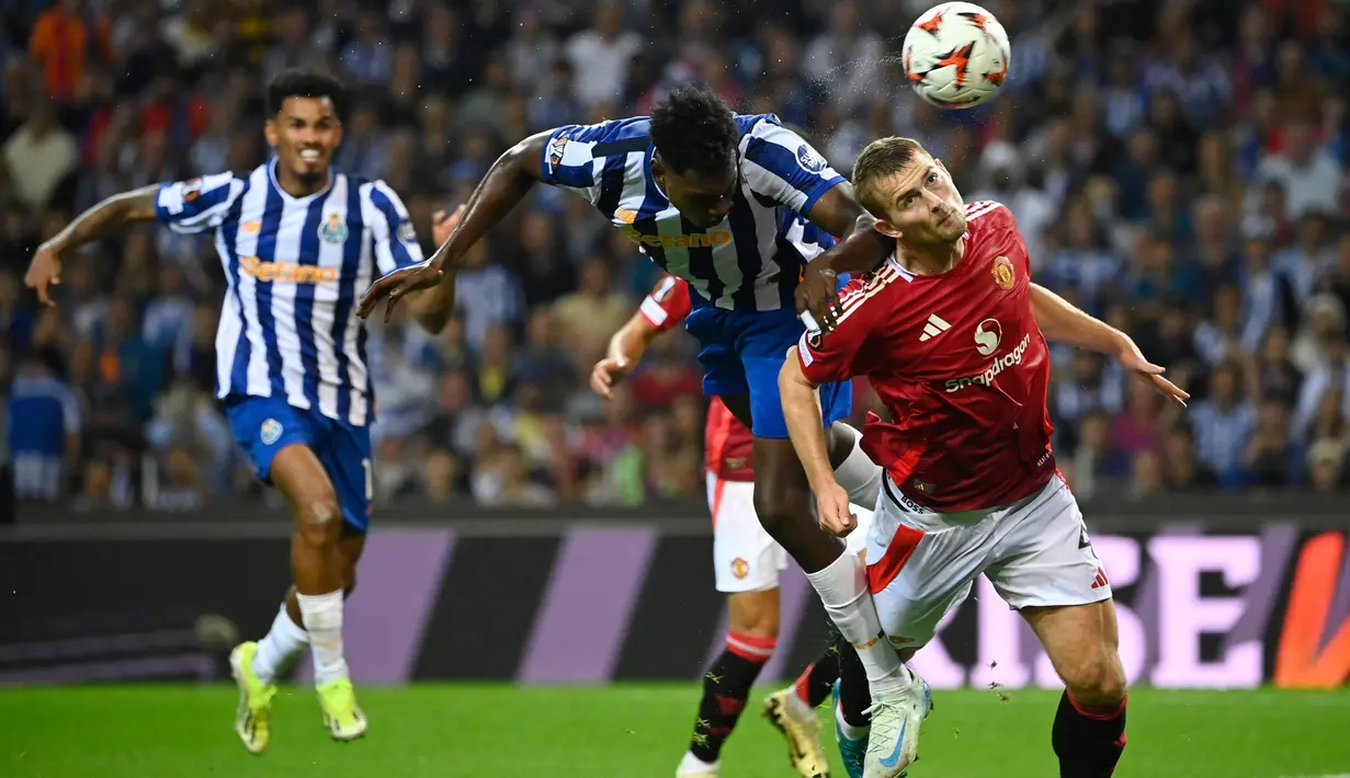 Menjamu Manchester United, FC Porto harus puas berbagi poin setelah bermain imbang 3-3. (MIGUEL RIOPA/AFP)