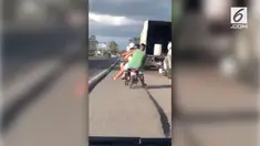 Begini akibatnya lantaran nekat bonceng tiga. Salah satu pria yang dibonceng terjatuh karena kelebihan muatan. Kasian sih tapi kocak.
