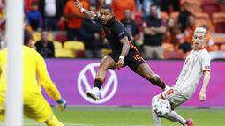 Setelah itu, Die Oranje mulai melancarkan serangan bertubi-tubi. Hasilnya terlihat pada menit ke-24, di mana Memphis Depay sukses menambah koleksi golnya memanfaatkan asis dari Donyell Malen. Belanda pun unggul 1-0. (Foto: AP/Pool/Koen van Weel)