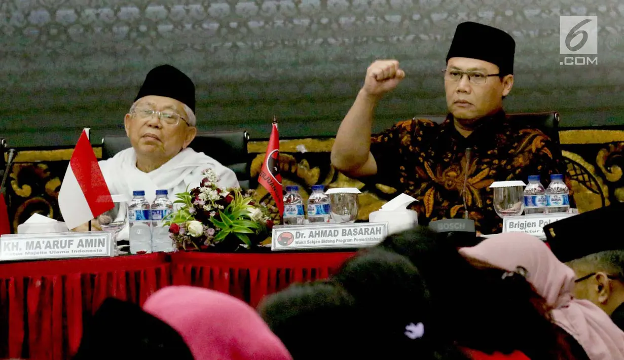 Ketua MUI KH Maruf Amin bersama Wasekjen DPP PDIP, Ahmad Basarah (kanan) saat menghadiri diskusi di Jakarta, Jumat (27/4). Diskusi ini digelar untuk mencegah penyebaran paham radikalisme pro kekerasan dan intoleransi. (Liputan6.com/Angga Yuniar)