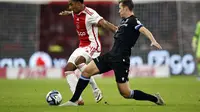 Gelandang Ajax, Silvano Vos (kiri), berebut bola dengan gelandang SC Heerenveen, Simon Olsson, saat berlaga di Johan Cruijff Arena, Amsterdam, 5 November 2023. (MAURICE VAN STEEN / ANP / AFP)