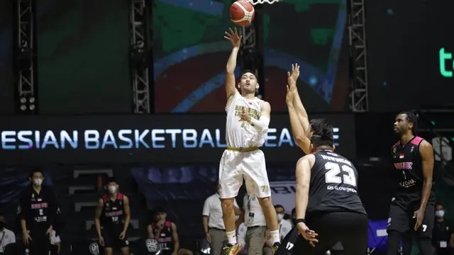 Aksi pemain West Bandits Widyanta Putra Teja saat menghajar Rans PIK Basketball