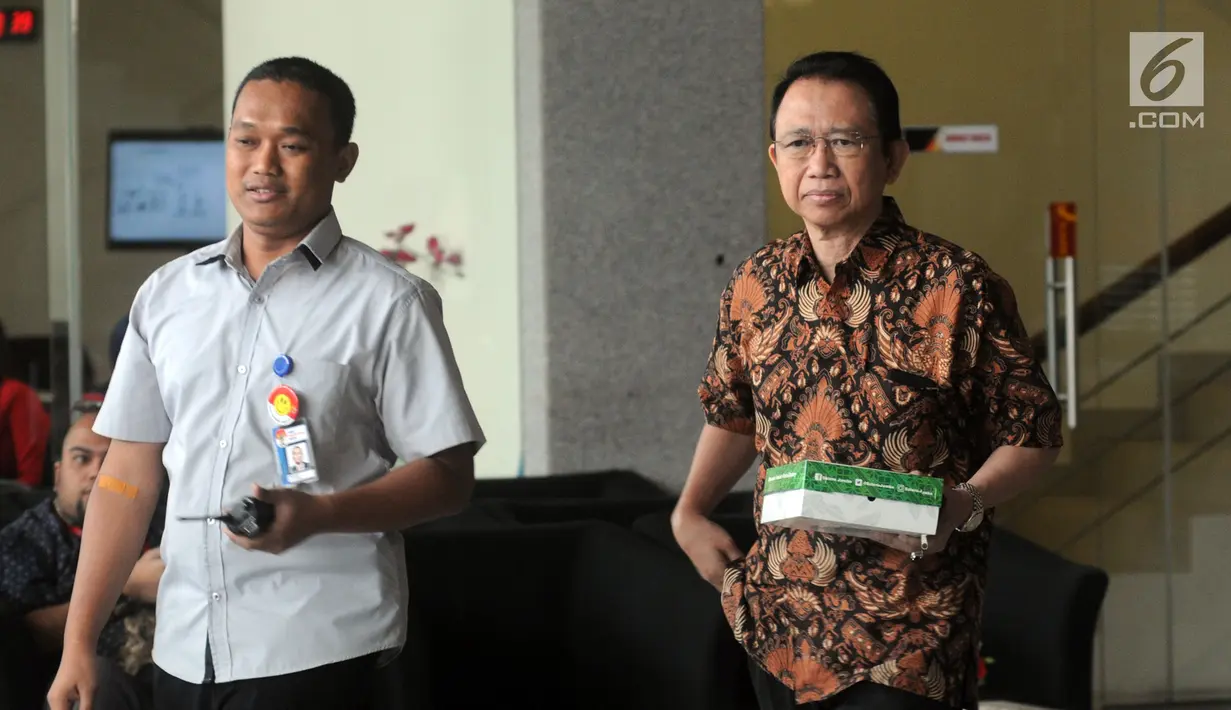 Mantan ketua DPR Marzuki Alie (kanan) usai menjalani pemeriksaan di Gedung KPK, Jakarta, Selasa (26/6). Marzuki Alie diperiksa terkait kasus dugaan korupsi proyek E-KTP. (Merdeka.com/Dwi Narwoko)