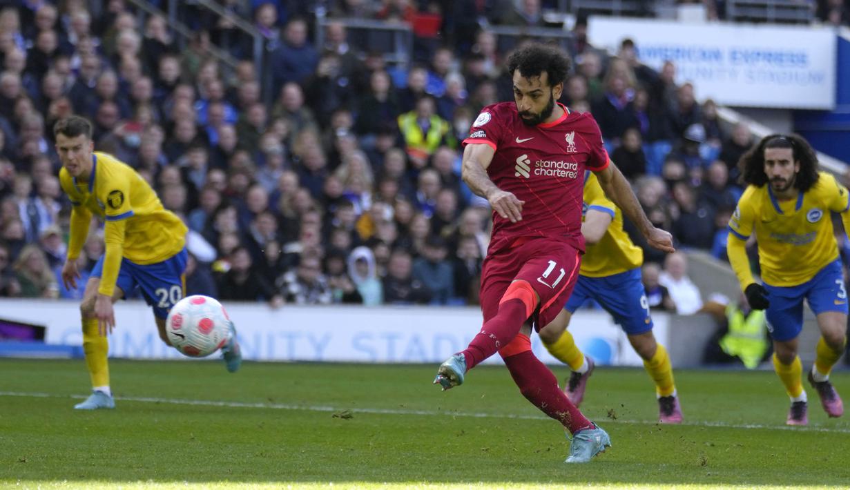Mohamed Salah kemudian menggandakan keunggulan sekaligus menegaskan kemenangan Liverpool dengan gol penaltinya di menit 61. (AP/Kirsty Wigglesworth)