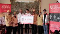 Prosesi penyerahan donasi program #74MerdekaDinner dari PUBG Mobile untuk Yayasan Sahabat Veteran Indonesia di Jakarta, Selasa (27/8/2019). (Istimewa)