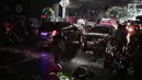 Kondisi lalu lintas kolong Flyover Tol Jagorawi saat hujan di kawasan Ciracas, Jakarta (13/1). Pengendara sepeda motor yang berteduh di kolong flyover menimbulkan ketidaknyamanan pengguna jalan lain dan memicu kemacetan. (Liputan6.com/Faizal Fanani)