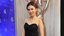 Aktris sekaligus model dan presenter Michelle Joan nampak anggun dalam balutan gaun hitam panjang di ajang SCTV Awards 2015. (Deki Prayoga/Bintang.com)