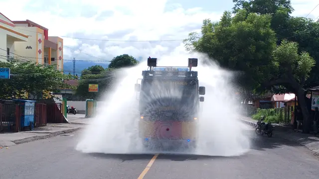 Penyemprotan disinfektan 5 ribu liter menggunakan mobil water canon