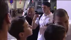 Beberapa fans meminta pemain termahal dunia, Gareth Bale, untuk mengambil gambar para fans bersama pemain Madrid asal Kolombia, James Rodriguez.