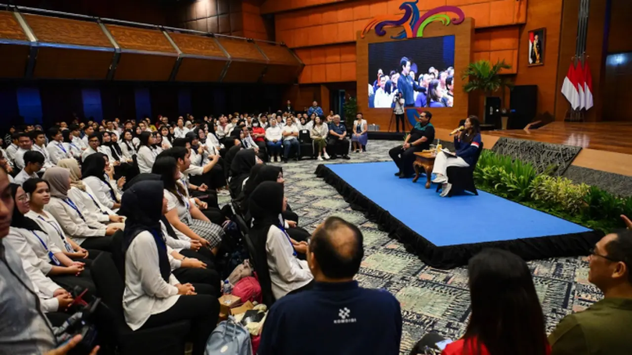 Menkomdigi Meutya Hafid didampingi Sekjen Kemkomdigi Ismail memberikan arahan dalam Town Hall Meeting peserta Magang Nasional di lingkungan Kementerian Komdigi di Jakarta Pusat, Jumat (13/02/2026).