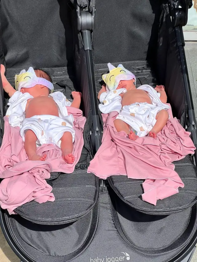 Anisa Rahma dan Suami saat jemur si kembar