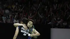 Ganda putri Indonesia, Apriyani Rahayu, memeluk Greysia Polii usai dikalahkan ganda Jepang pada Indonesia Masters 2019 di Istora Senayan, Jakarta, Sabtu (26/1). Greysia / Apriyani gagal ke final. (Bola.com/Yoppy Renato)