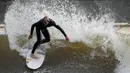 Seorang pria asik berselancar menikmati gelombang buatan yang ada di Surf Snowdonia, Conwy, North Wales, Kamis (3/9/2015).  Danau ini mengabiskan dana hingga ratusan Miliar dan telah dibuka pada tanggal satu Agustus lalu. (REUTERS/Andrew Yates)