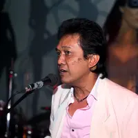 "Lagu ini kan umurnya udah 30 tahun, mereka bisa bawa dengan bagus dan dinikmati oleh anak-anak muda. Message sampai ke pendegar, trik nyanyi sampaikan ke pendengar," tukas Oddie. (Andy Masela/Bintang.com))