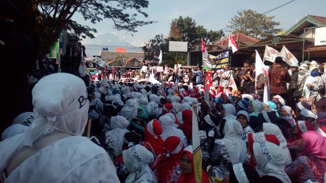 Ribuan massa guru honorer menggelar aksi panggung terbuka depa n gedung DPRD Garut