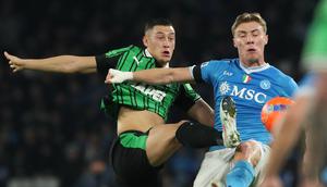 Bek Sassuolo, Jay Idzes, berebut bola dengan penyerang Denmark Napoli nomor 19, Rasmus Højlund, dalam pertandingan Serie A Italia antara Napoli dan Sassuolo di Stadion Diego Armando Maradona, Napoli, pada 17 Januari 2026. (Carlo Hermann / AFP)