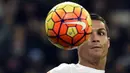 Bintang Real Madrid, Cristiano Ronaldo, berusaha mengontrol bola menggunakan kepala pada laga La Liga Spanyol melawan Deportivo. CR7 berhasil membukukan dua buah umpan berbuah gol. (AFP/Gerard Julien)