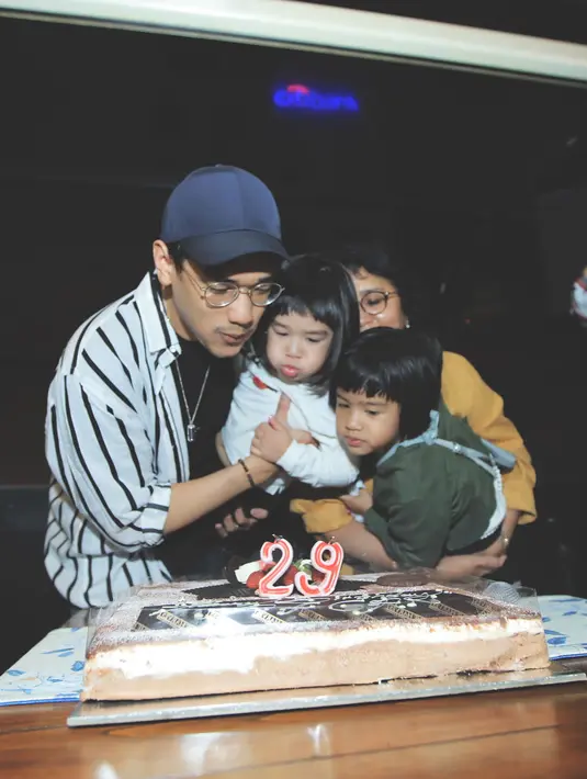 Afgan menjalani prosesi tiup lilin ditemani oleh keponakannya. Meskipun hampir kepala tiga, akan tetapi ia masih terlihat awet muda. (Foto: instagram.com/afgansyah.reza)