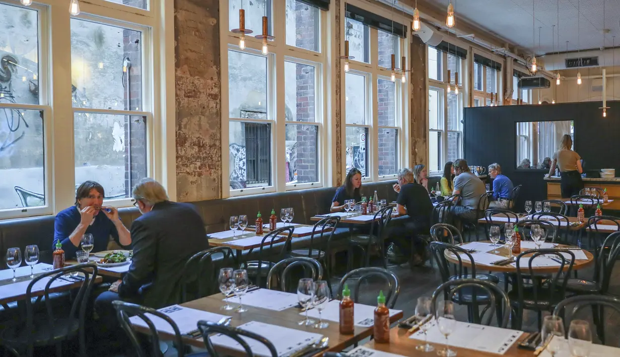 Pengunjung menikmati makanan di Melbourne Restaurant Chin Chinyang populer di Melbourne, Australia, Rabu (28/10/2020). Restoran-restoran dan kafe di Melbourne diizinkan untuk dibuka lagi setelah pemberlakuan lockdown yang ketat akibat Covid-19.  (AP Photo/Asanka Brendon Ratnayake)