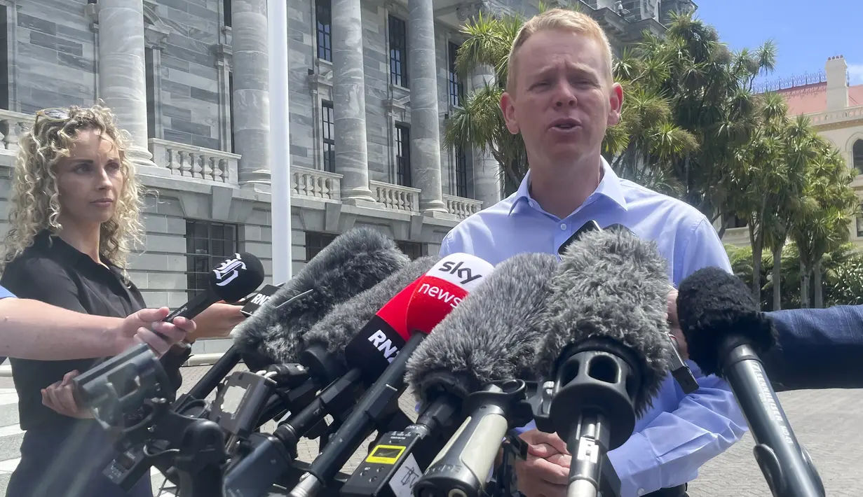 Menteri Pendidikan Selandia Baru Chris Hipkins berbicara kepada wartawan di luar parlemen di Wellington, Selandia Baru, Sabtu (21/1/2023). Nama Chris Hipkins muncul sebagai bakal pengganti Jacinda Ardern di kursi perdana menteri Selandia Baru. (AP Photo/Nick Perry)