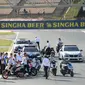 Pembalap MotoGP dan pengawas pertandingan meninjau sirkuit Catalunya setelah insiden yang menewaskan Luis Salom (Josep Lago/ AFP)