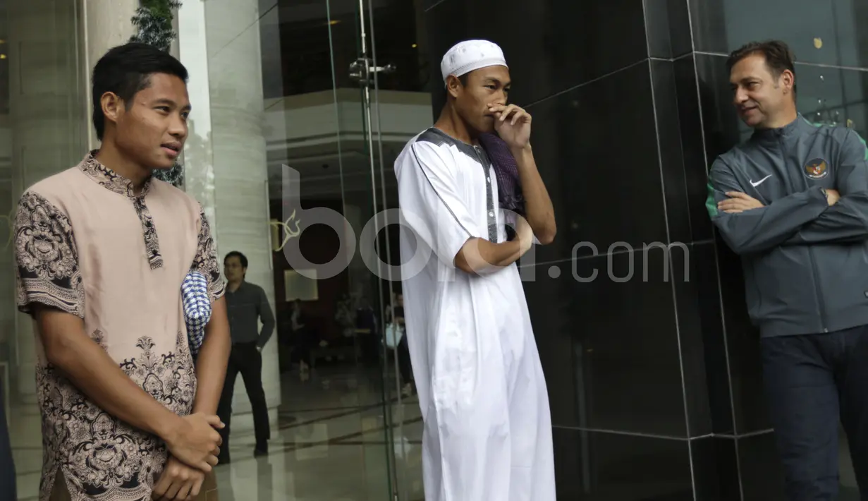 Hansamu Yama Pranata (tengah), berbincang dengan Evan Dimas Darmono (kiri) dan asisten pelatih, Wolfgang Pikal, jelang menjalankan sholat Jumat di masjid dekat Hotel Grand Fourwings, Bangkok, Thailand, Jumat (16/12/2016). (Bola.com/Vitalis Yogi Trisna)