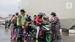Tentara Nasional Indonesia Angkatan Laut (TNI AL) memberangkatkan 861 pemudik menggunakan Kapal Perang Republik Indonesia (KRI) Banjarmasin-592 dari Komando Lintas Laut Militer (Kolinlamil). (Liputan6.com/Herman Zakharia)