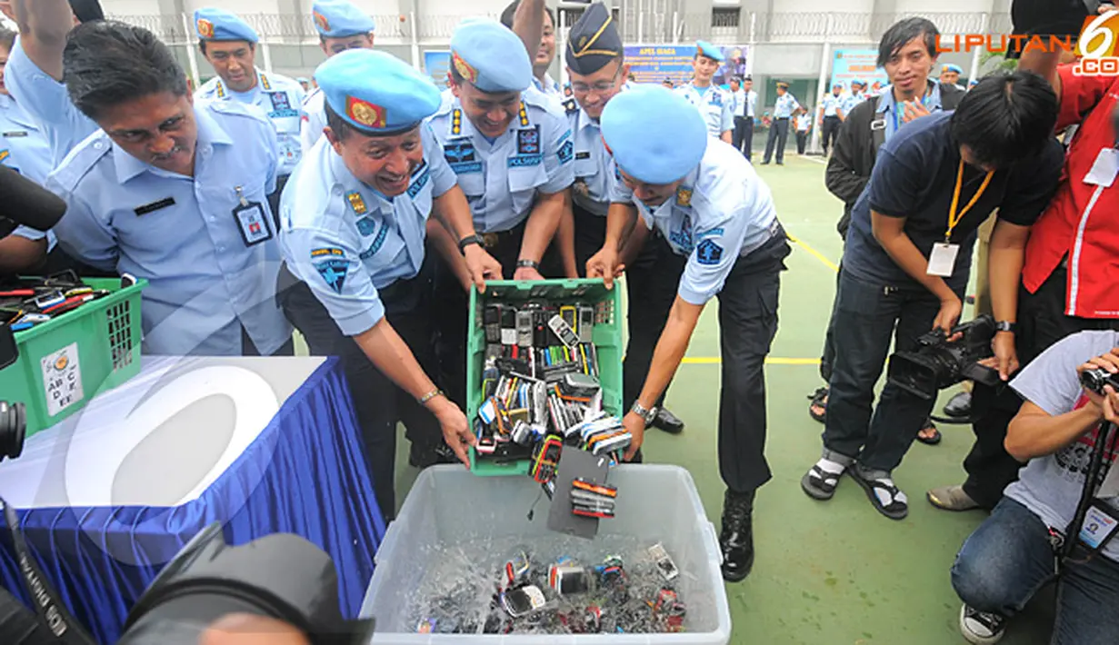 Kakanwil Kemenkumham DKI Jakarta, Rusdianto tampak ikut menceburkan ribuan hp yang disita sebagai bagian usaha memutus jaringan narkoba di rutan (Liputan6.com/Herman Zakharia)