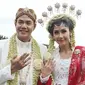 Artis peran Ardina Rasti dan Arie Dwi Andika memperlihatkan cincin kawin mereka usai melangsungkan akad nikah di Gunung Putri, Bogor, Sabtu (20/1). Ardina Rasti resmi dinikahi Arie Dwi Andhika dengan mas kawin perhiasan emas (Liputan6.com/Herman Zakharia)