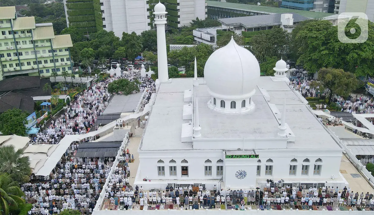 Foto Udara memperlihatkan suasana shalat Idul Adha di Masjid Al-Azhar, Kebayoran Baru, Jakarta Selatan, Minggu (16/6/2024). (Liputan6.com/Herman Zakharia)