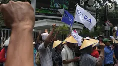 Massa Koalisi Rakyat untuk Keadilan Perikanan (KIARA) berunjuk rasa di depan Gedung Kementerian Kelautan dan Perikanan, Jakarta, Rabu (17/10). Mereka menuntut tidak ada lagi perampasan ruang hidup masyarakat pesisir Indonesia. (Merdeka.com/Imam Buhori)