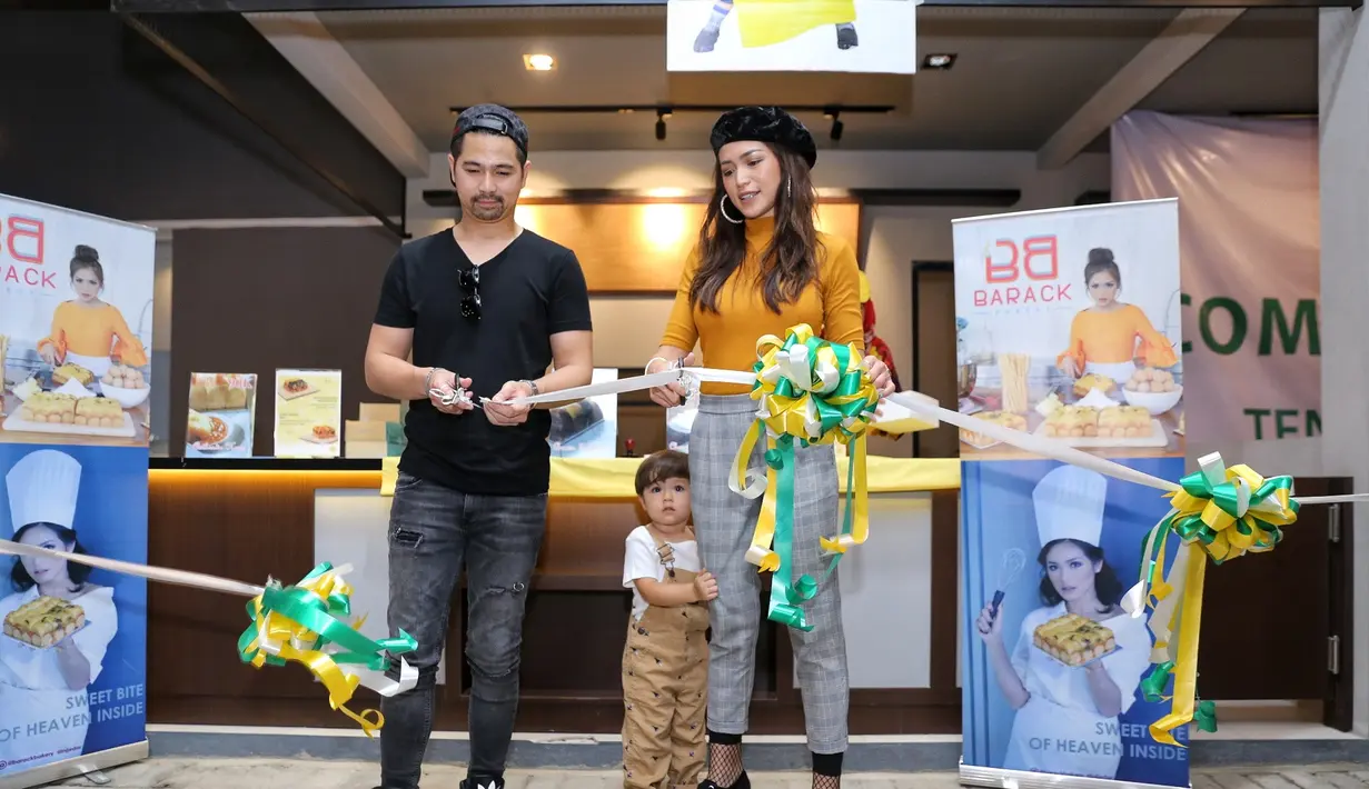 "Ini bisnisnya El Barack. Dia suka banget sama rotinya. gurunya suka bilang, El Barack suka promosi rotinya. 'come on everyone," ujar pemeran sinetron Cinta Anak Majikan itu. (Adrian Putra/Bintang.com)