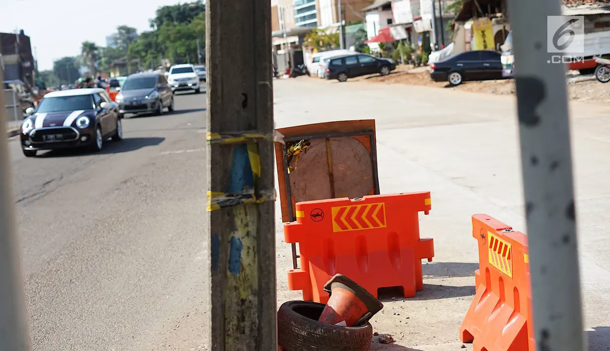 Kendaraan melintas di samping tangga akses JPO di Jalan Antasari, Jakarta, Jumat (24/5/2019). Proyek pelebaran jalan yang tidak dibarengi dengan pemanjangan JPO menyebabkan akses tangga JPO tersebut berada di tengah jalan. (Liputan6.com/Immanuel Antonius)