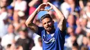 Striker Chelsea, Olivier Giroud, merayakan gol yang dicetaknya ke gawang Liverpool pada laga Premier League di Stadion Stamford Bridge, London, Minggu (6/5/2018). Chelsea menang 1-0 atas Liverpool. (AFP/Glyn Kirk)