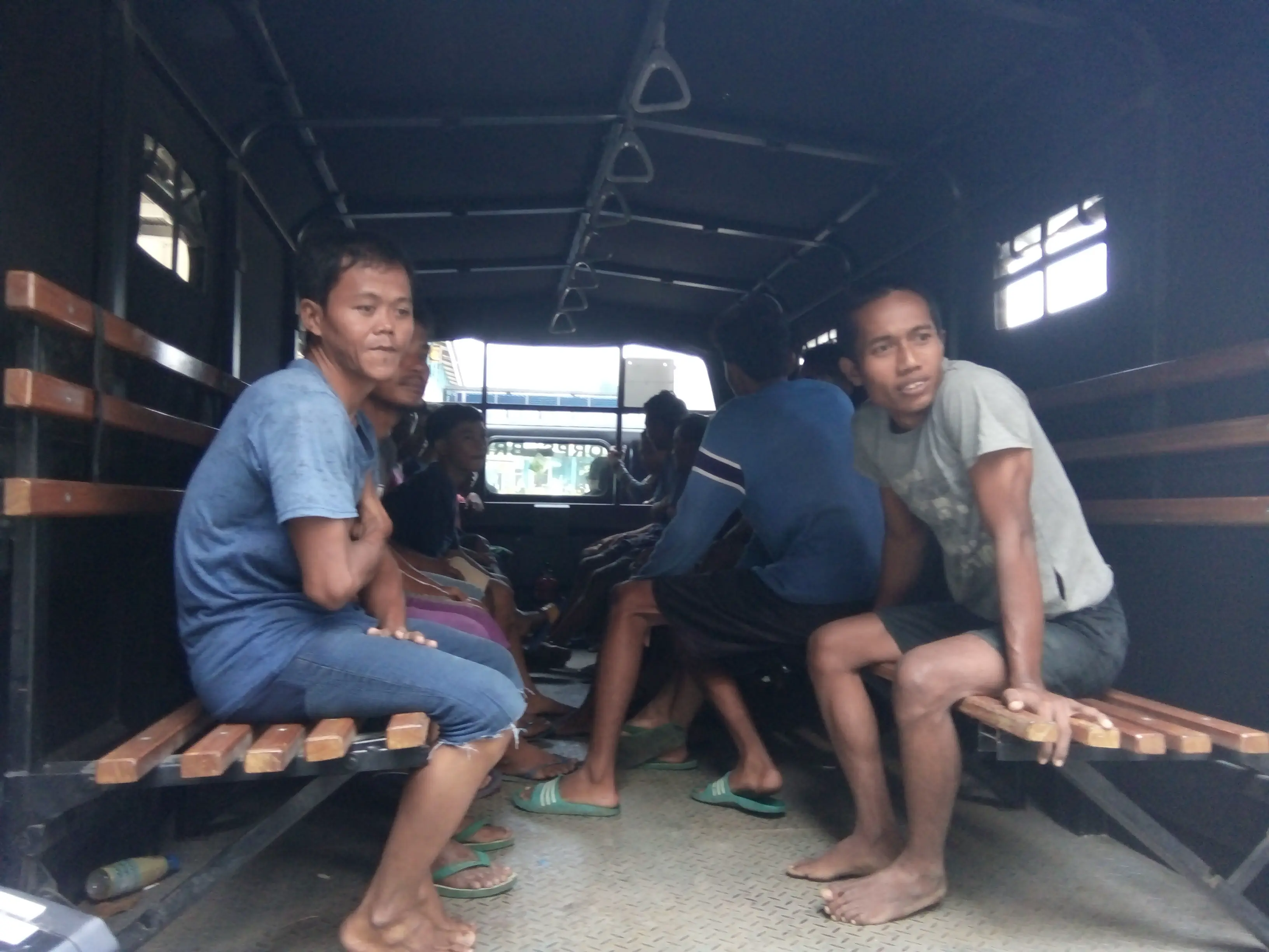 Anak-anak pengumpul koin ini bertaruh nyawa demi mencari rejeki dari koin-koin yang dilempar penumpang kapal. (Liputan6.com/Yandhi Deslatama).