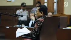 Terdakwa dugaan korupsi proyek E-KTP Setya Novanto saat mengikuti sidang lanjutan di Pengadilan Tipikor, Jakarta, Rabu (20/12). Sidang beragendakan pembacaan eksepsi dakwaan oleh kuasa hukum Setya Novanto. (Liputan6.com/Helmi Fithriansyah)