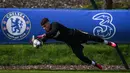 <p>Chelsea akan tandang ke markas Real Madrid di Santiago Bernabeu, Rabu (12/4/2023) atau Kamis dini hari WIB. (Photo by Daniel LEAL / AFP)</p>