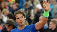 Rafael Nadal petenis Spanyol melambaikan tangan ke arah penonton usai mengalahkan Fernando Verdasco di turnamen tenis ATP Hamburg, Jerman, 28 Juli 2015.  (EPA/Daniel Bockwold)
