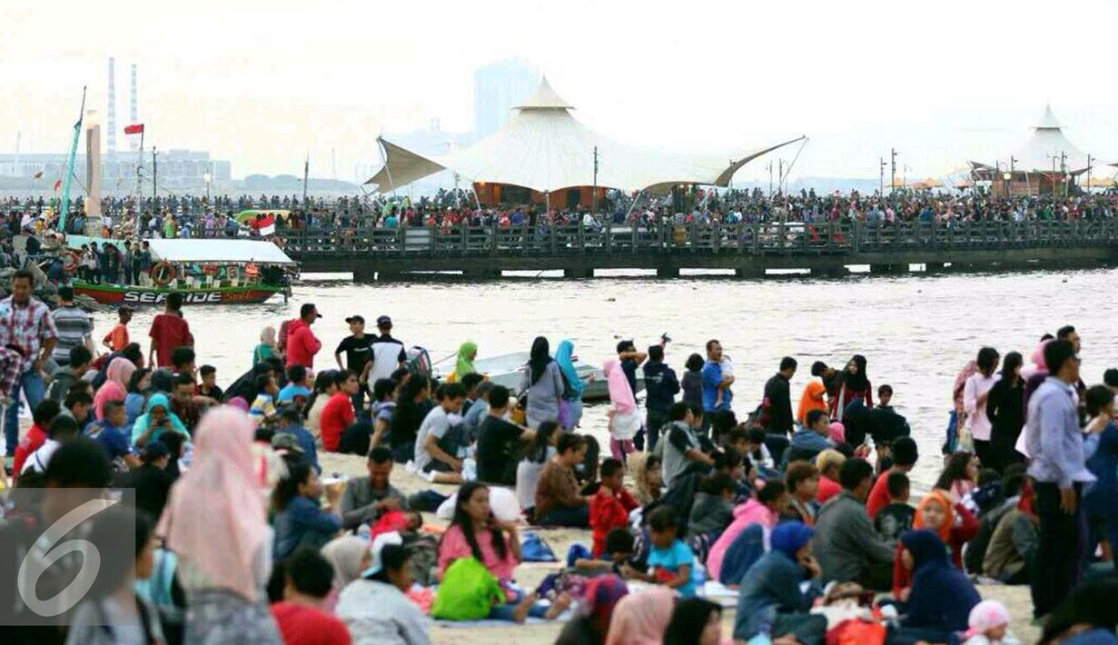 Ribuan pengunjung memadati kawasan pantai Ancol, Jakarta, Sabtu (31/12). Kawasan Ancol menjadi tempat favorit masyarakat untuk menikmati pergantian malam tahun baru 2016 menuju 2017 di Jakarta. (Liputan6.com/Angga Yuniar)