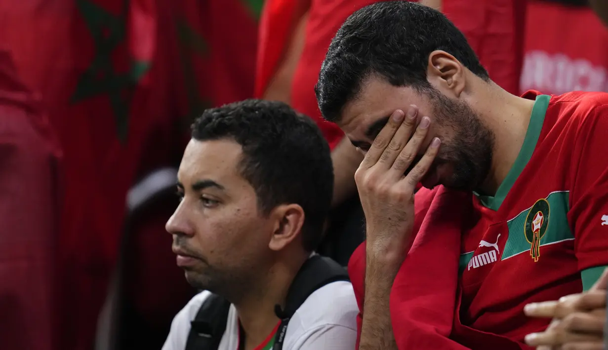 Seorang suporter Maroko menangis setelah tim yang didukung kalah 0-2 dalam pertandingan sepak bola semifinal Piala Dunia Qatar 2022 antara Prancis dan Maroko di Stadion Al-Bayt di Al Khor, Doha, Qatar, Kamis (15/12/2022). Prancis berhasil menyingkirkan Singa Atlas lewat gol yang dicetak Theo Hernandez dan Randal Kolo Muani. (AP Photo/Natacha Pisarenko)