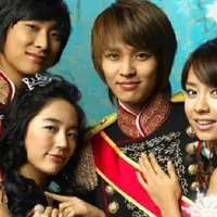 Goong menceritakan seorang wanita biasa yang menikah dengan putra mahkota. Pernikahan ini terjadi karena kakek nenek mereka sudah mengaturnya. (Foto: soompi.com)