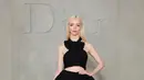 Anya Taylor tampil serba hitam lewat busananya. Ia memilih mini dress hitam halterneck sleeveless cut out. Dipadukan heels warna hitam.  [Dok. DIOR]