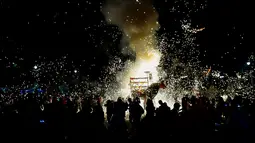 Peserta membakar Torito atau patung banteng yang terbuat dari kertas, kayu dan kembang api saat perayaan San Juan de Dios di Tultepec, Meksiko (8/3). Perayaan ini digelar untuk menghormati Santo San Juan de Dios. (AFP Photo/Ronaldo Skemidt)