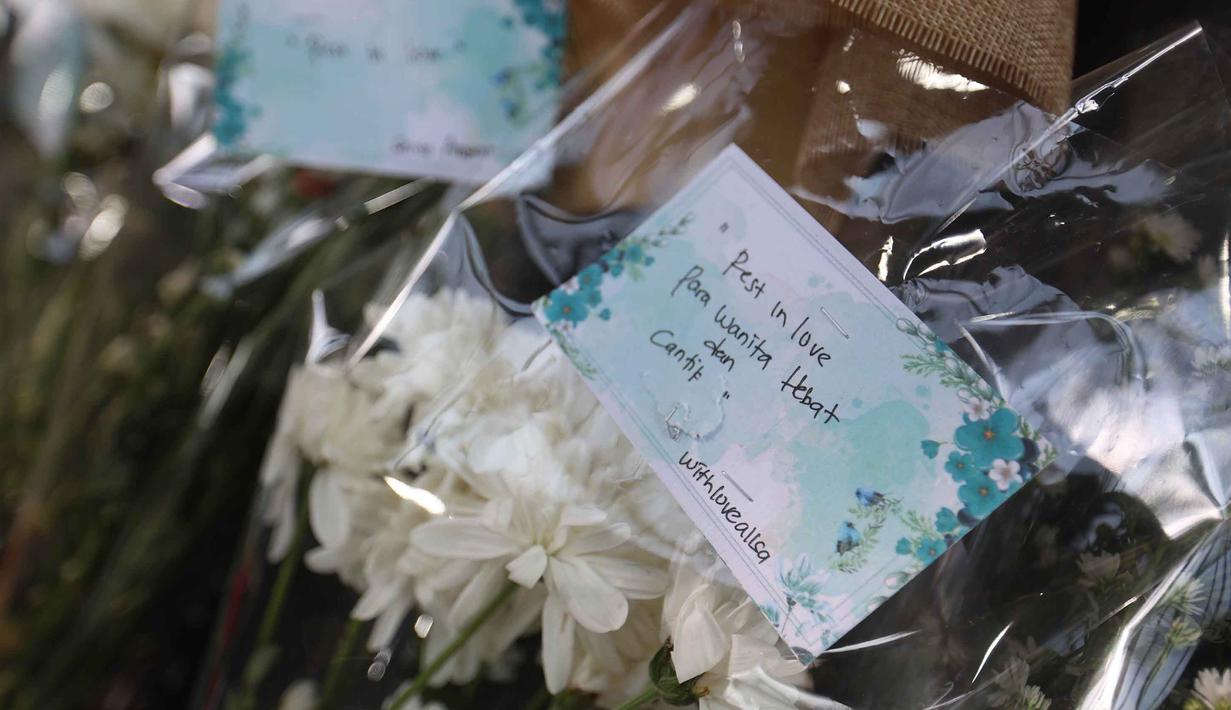 Pesan tertulis di salah satu karangan bunga yang diletakkan di dekat pintu masuk peron Stasiun Bekasi Timur, Bekasi, Jawa Barat, Kamis (30/4/2026). (Kapanlagi.com/Budy Santoso)