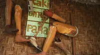 Replika Kaki Palsu yang Dibuat Pauzal (Liputan6.com/Balgoraszky A. Marbun)