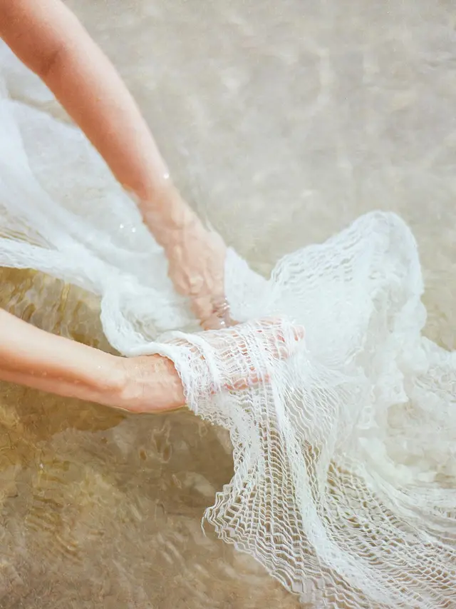 5 Potret Maternity Shoot Nadine Chandrawinata di Pantai yang Makin Menawan