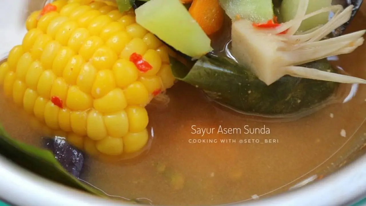 Semangkuk sayur asem sunda dengan tetelan sapi, jagung, hingga kacang panjang